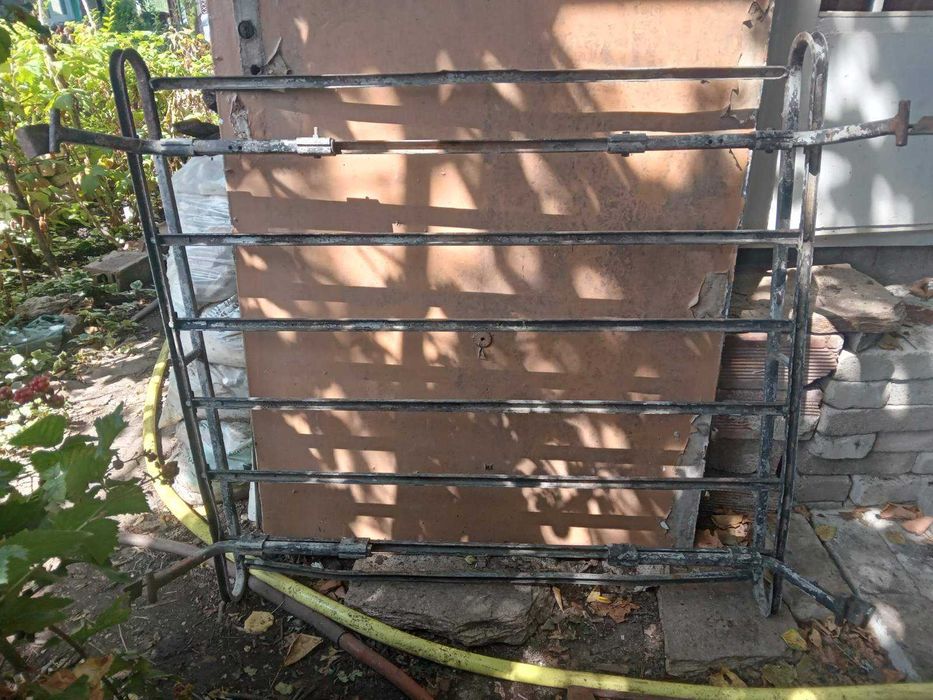 Автомобилен багажник. Регулируем метален автомобилен багажник.