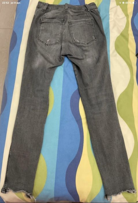 Blugi skinny gri cu rupturi