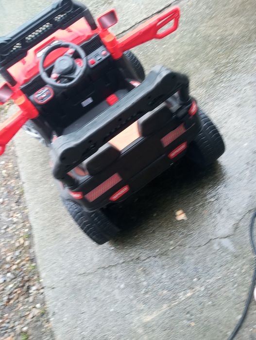 Vând mașină de copiii electrica foarte puțina folosită