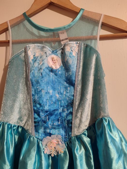 Рокля с шлейф и блестящо наметало от "Замръзналото кралство"