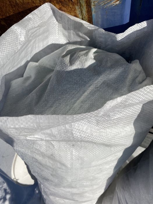 Продам мешки  белые крепкие большие!
