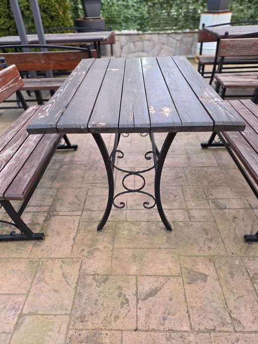 Градински маси с пейки от ковано желязо и дърво