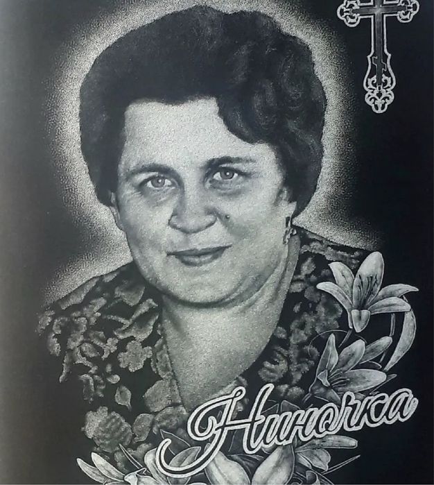Памятники, портреты, надписи