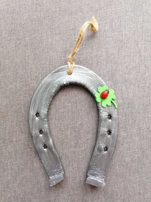 Сувенири от бяла и кафява керамика.