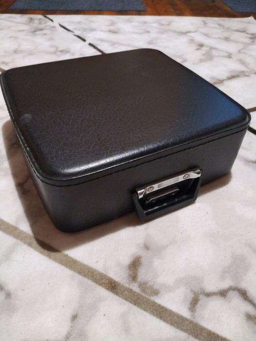 Пишеща машина в кожено куфарче