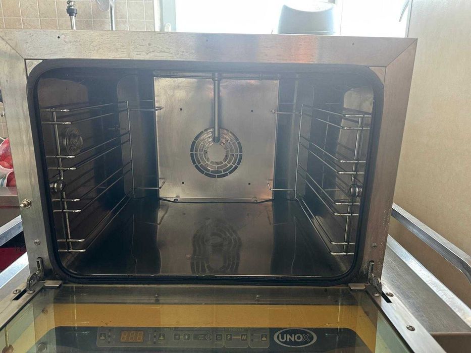 Cuptor UNOX 4 tavi
