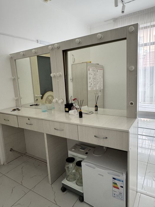 Стол/зеркало визажиста; туалетный столик