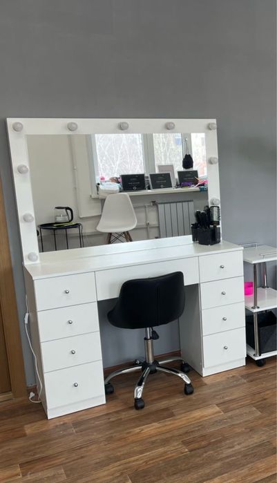 Комод с зеркалом