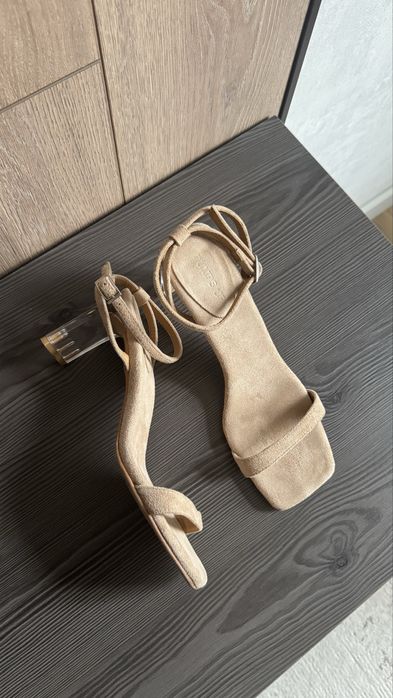 Элегантные бежевые босоножки на прозрачном каблуке