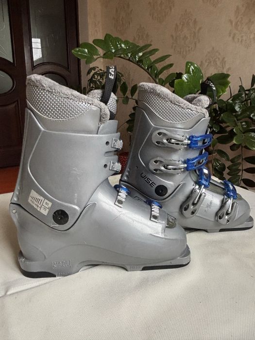 Продается горнолыжные ботинки.