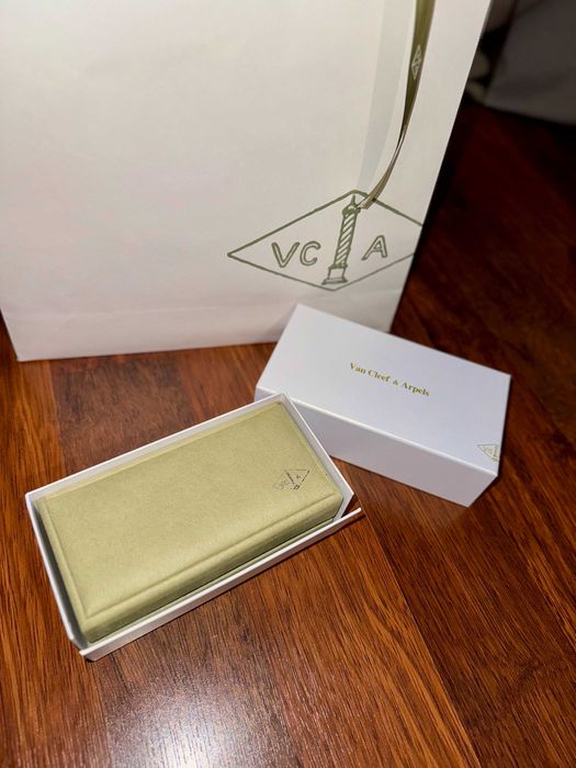 продам коробку VCA для браслета