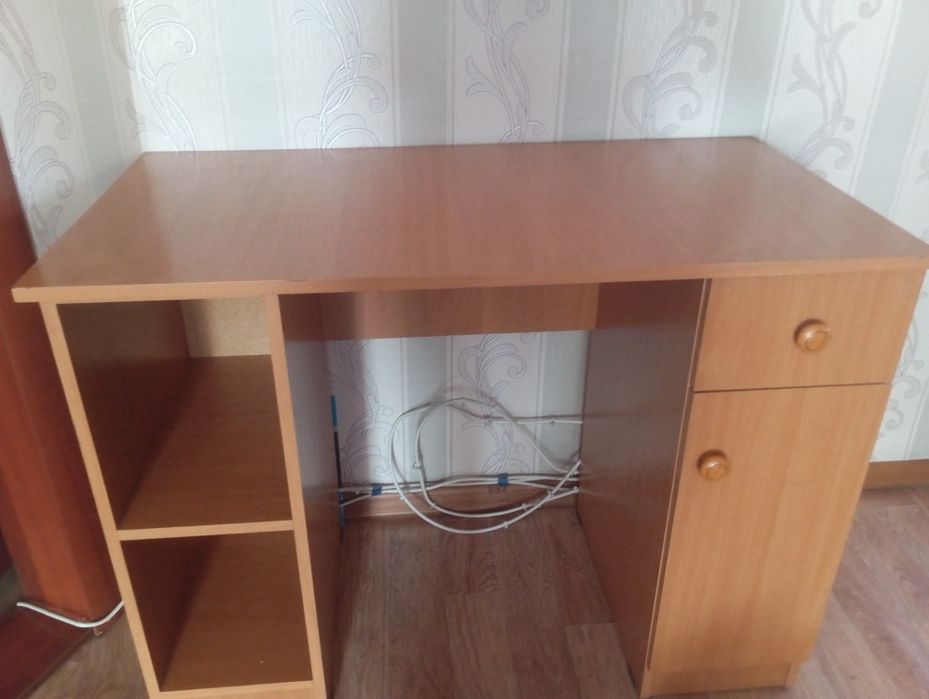 Продается письменный стол и ковры