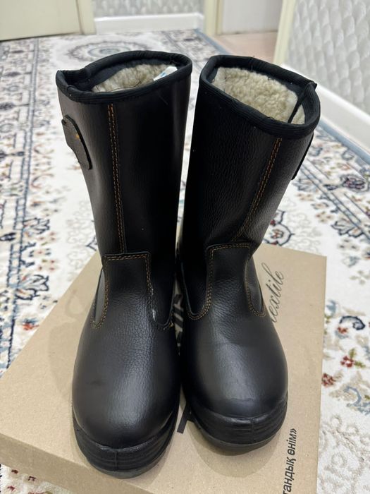 Продам зимний спец обувь