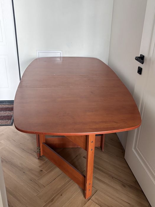 Стол большой , коричневый