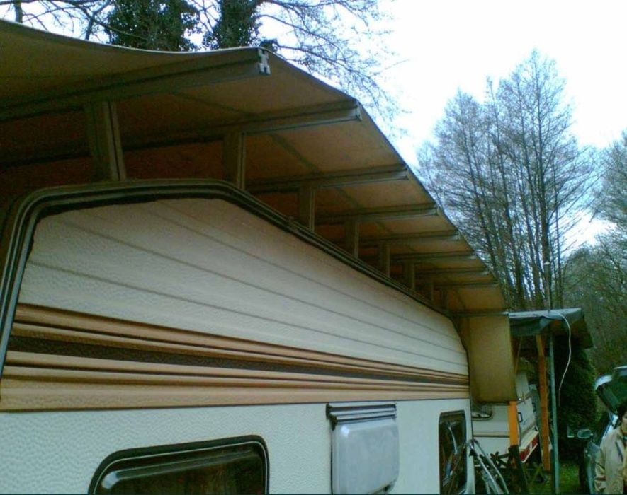 Daca  vinde cineva ACOPERIS de rulota. Sau daca construieste