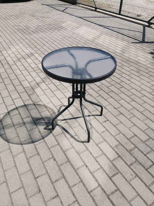 Кръгли маси и малки бюра