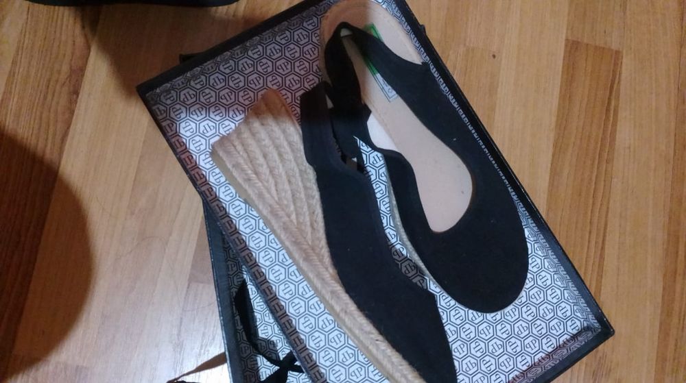 Фирменные кроссовки