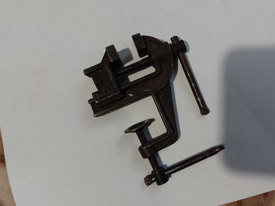 Oferta menghina de banc și foarfeca de tablă