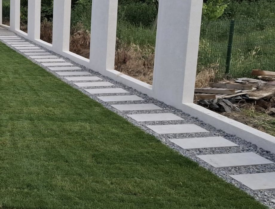 Pasi japonezi dale gresie curte