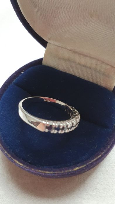 Продам серебряное кольцо с сапфирами