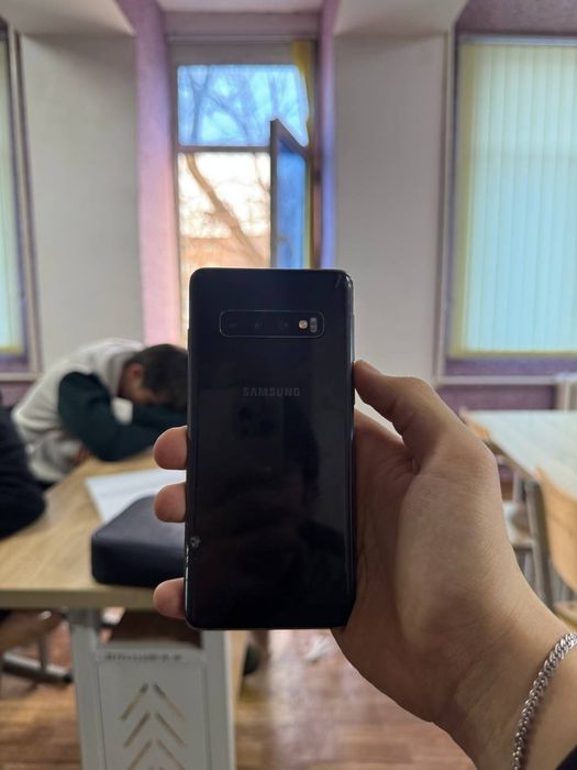 Самсунг с10 на экране только маленкое петно и задняя крышка чуть побит