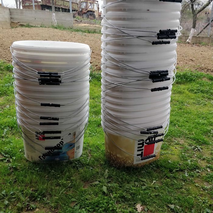 Празни кофи от минерална мазилка