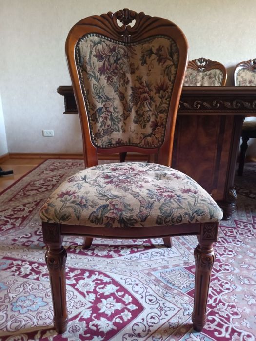 Стол и стулья для зала из ореха