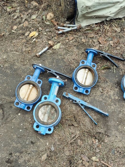 Продаю задвижки и флянцы