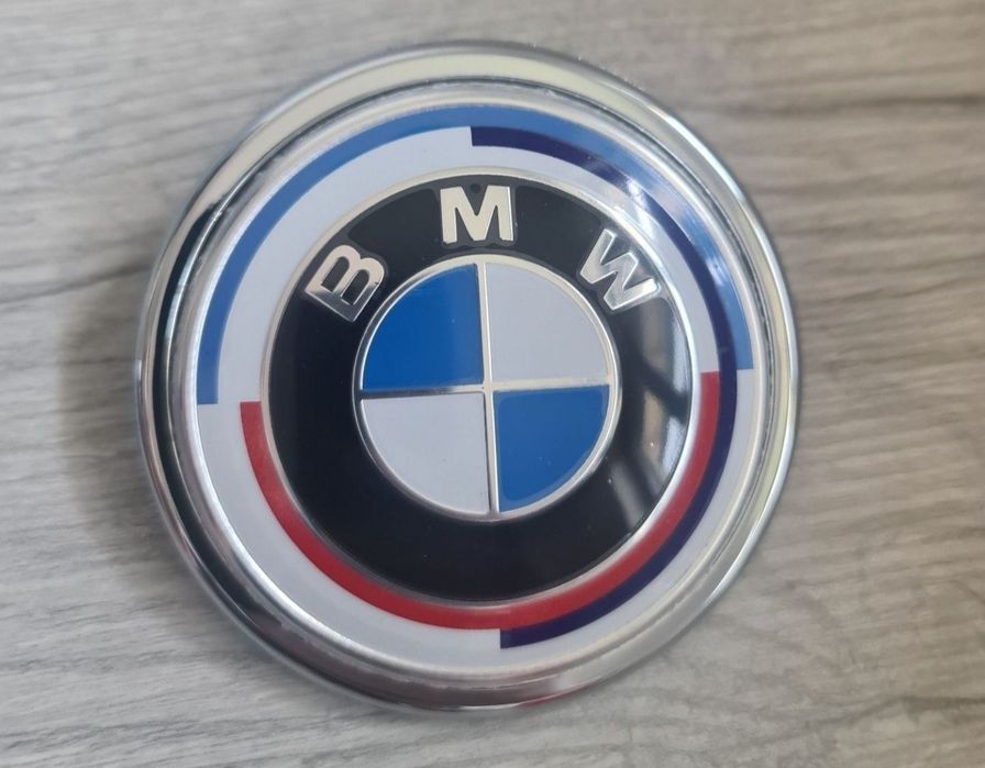 Emblema-Sigla-Logo-Stema-Neagra-Aniversara-Clasica-Alb-Albastru-Full-Black-Spate-Haion-Dedicata-Suport-Bmw-E70-E71-F15-F16-F25-F26