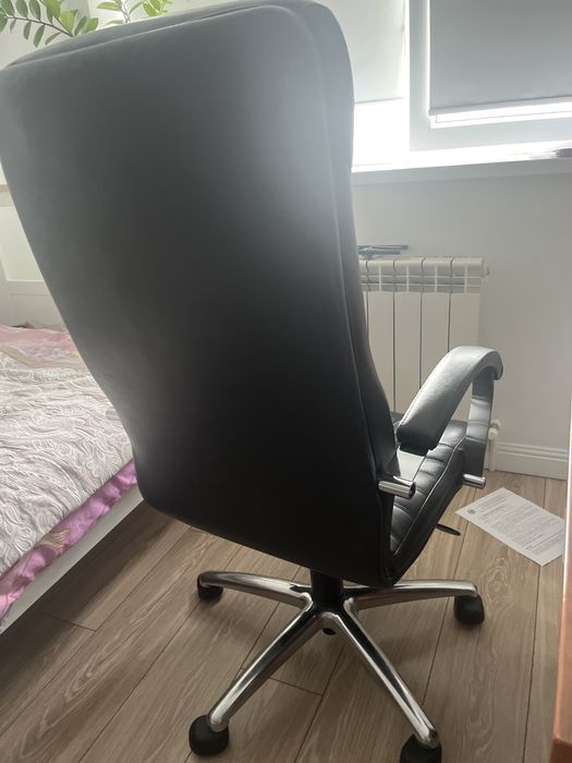 кожаное кресло продам