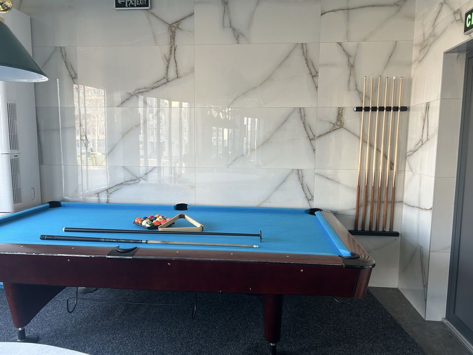 Билярдна маса с топки и щеки