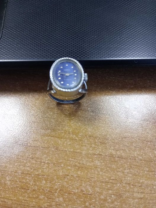 различни часовници всички работещи