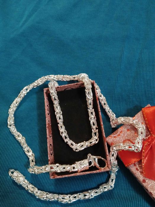 Уникален, масивен, сребърен ланец с гривна.Комплект-дълъг и масивен.В луксозна кутия.