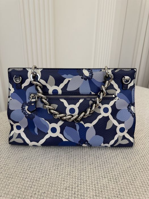 Сумка Guess среднего размера
