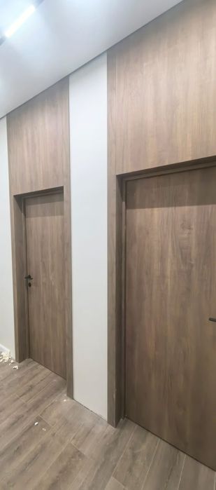 Установка двереи  и плинтусеи