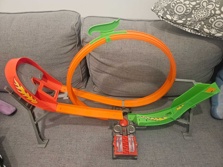 Продават се всички Hotwheels писти и Hotwheels city части за 45лв