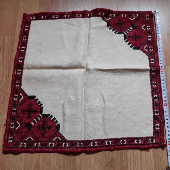 Покривка ръчна бродерия - 40 х 40 см