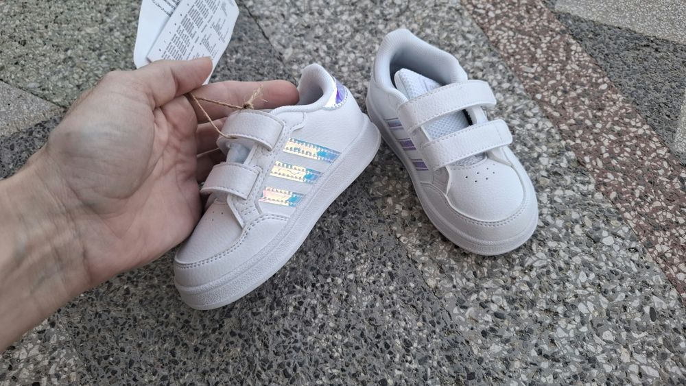 Чисто нови маратонки на Адидас, 22 номер