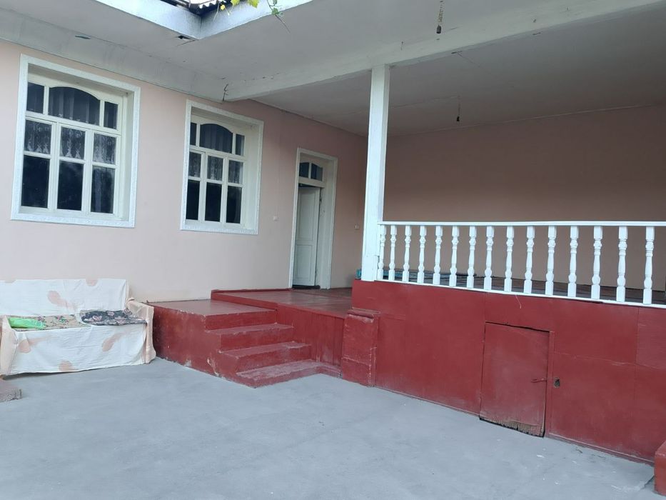 Shahrixonda hovlilik uy srochna sotiladi