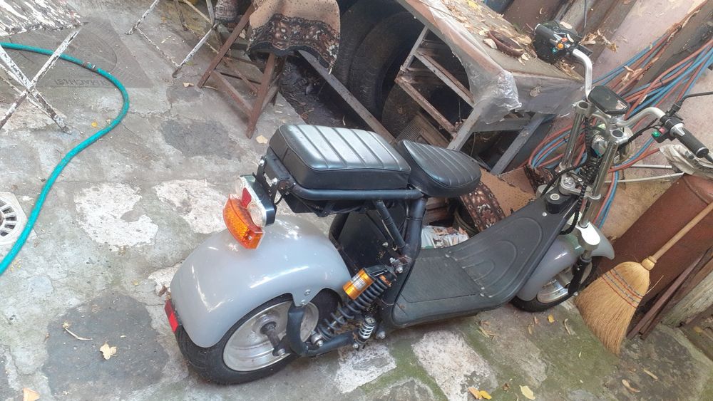Scuter cu baterie electric