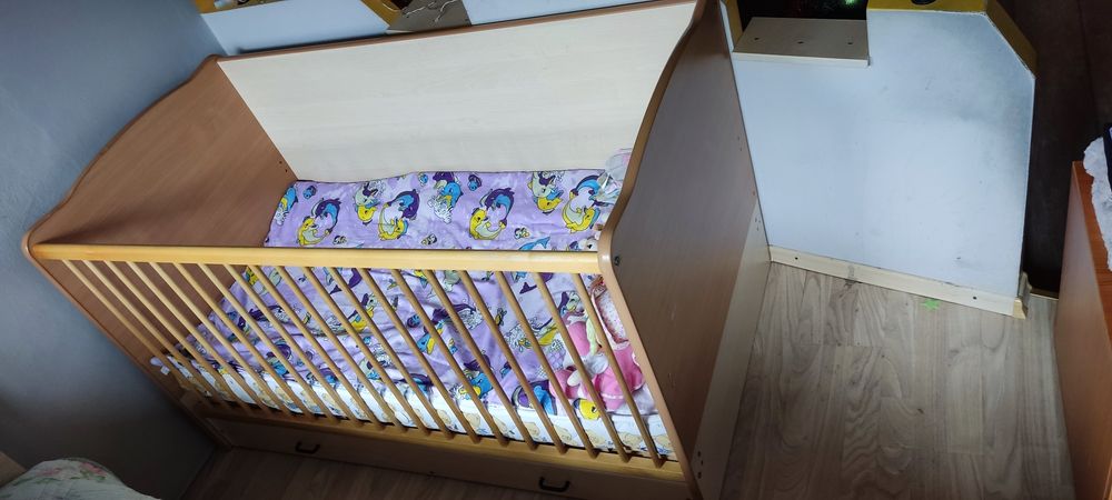 Детско легло дървено на две нива с чекмедже