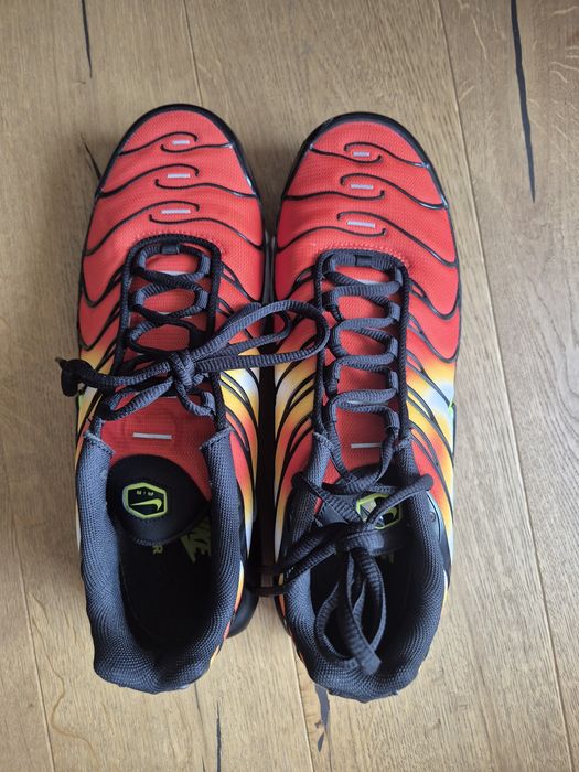 NIKE AIR MAX PLUS
Black/ Team Orange-Team Red