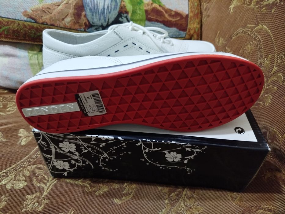 Новые женские кроссовки