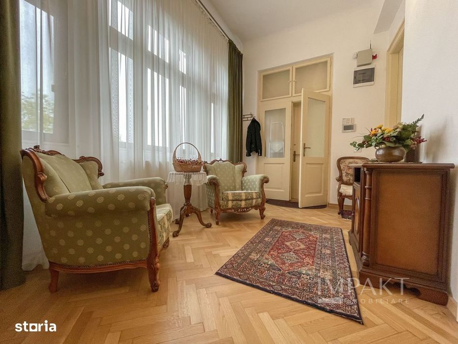 Apartament deosebit cu 3 camere, curte si parcare, aproape de Centru