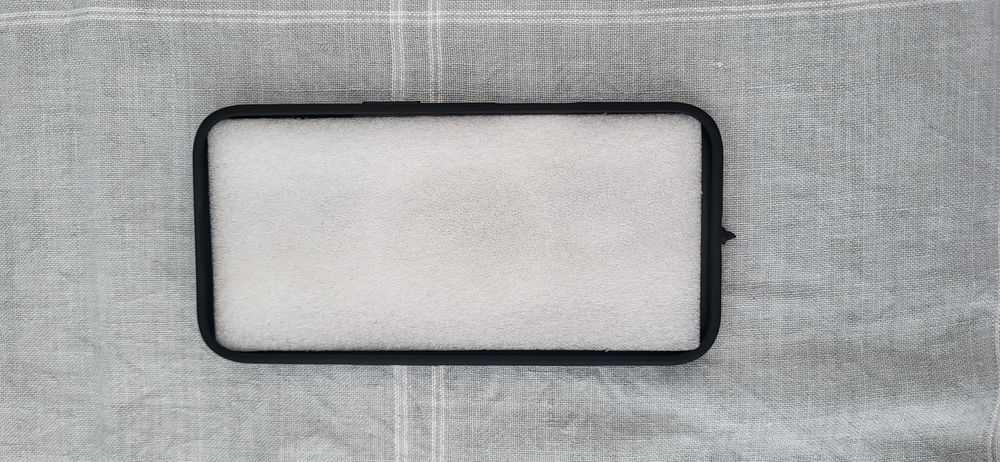 Силиконов кейс за "Айфон" 16. Нов, неизползван.