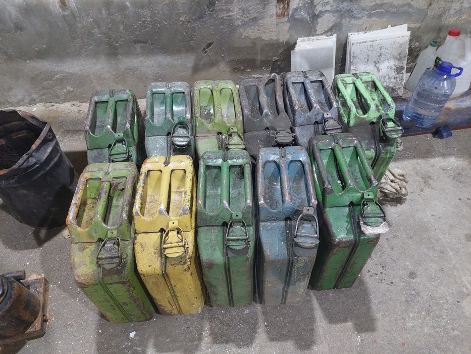 Продам канистры 11 шт