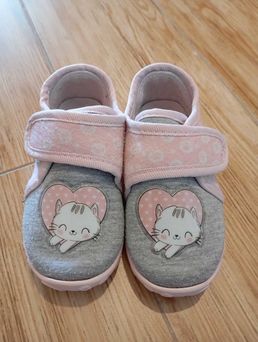 Пантофи за момиче 23 размер