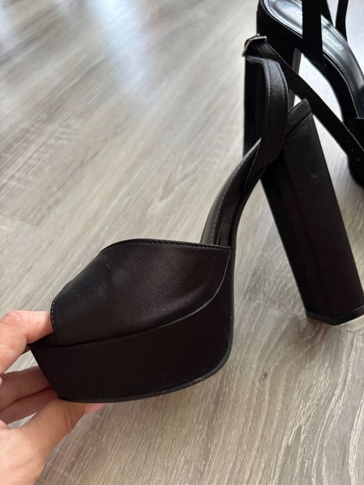 Сандали на ток сатен