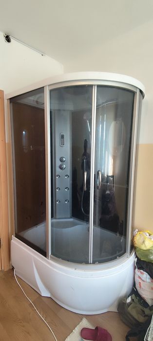 Ванна с душевой кабиной