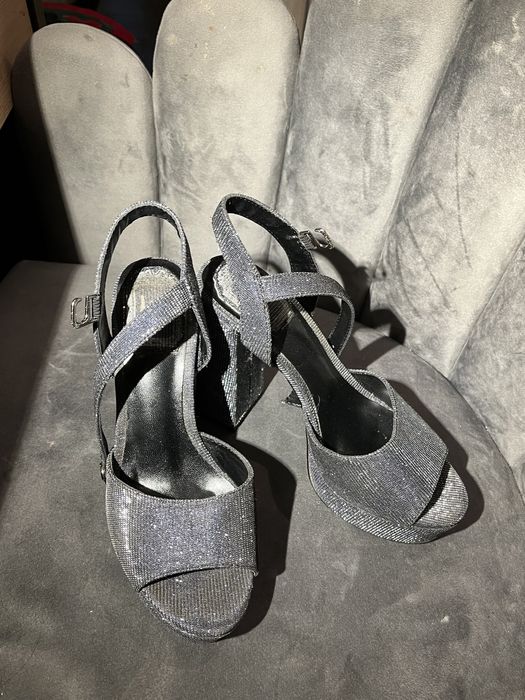 Яркие блестящие туфли на высоком каблуке